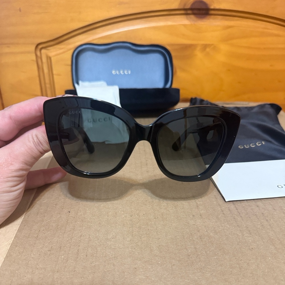 Gucci Black Sunglasses with Gold Logo does come with the dust bag all included